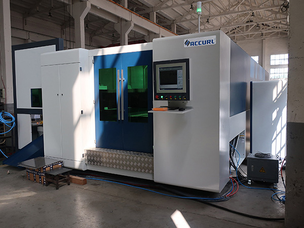 3000W pluošto lazerio pjovimo staklės su dviguba padėklų keitikliu